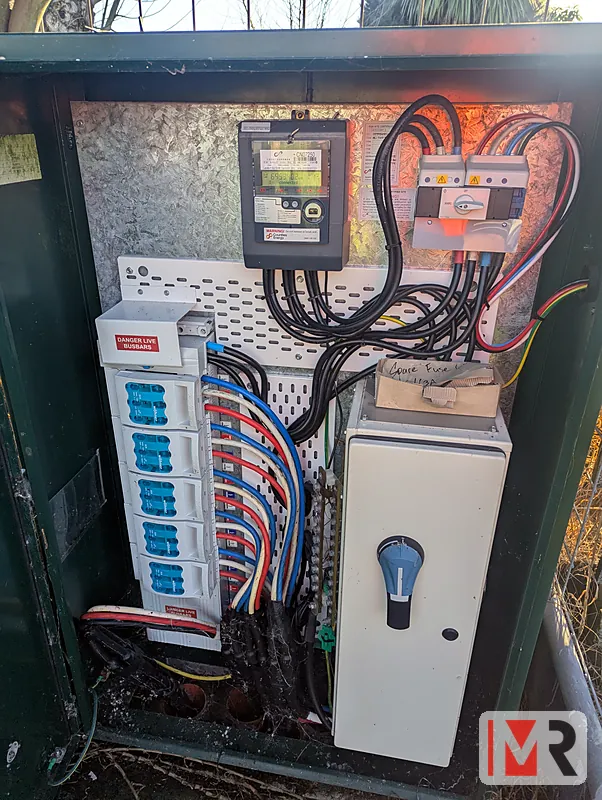 Outdoor distribution cabinet with fuses and isolator